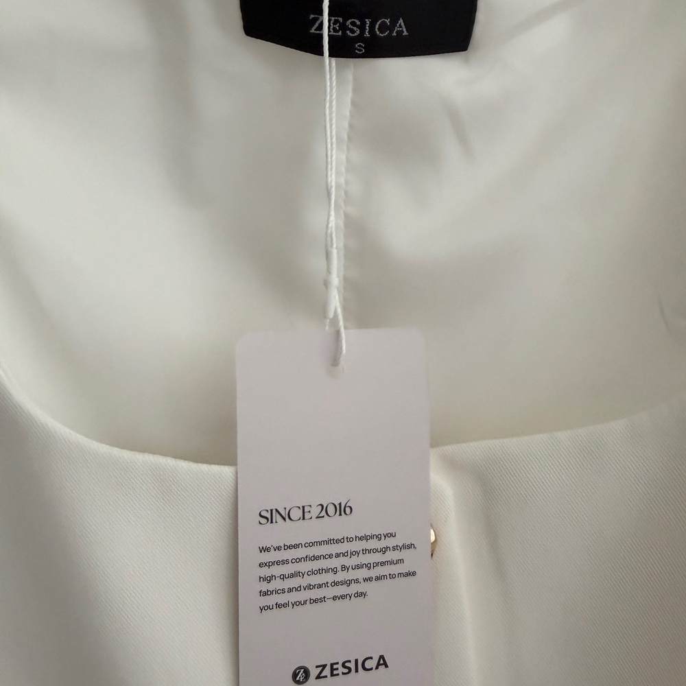 White Spring/Summer Blazer Vest with Subtle Gold Accents - Picture 3 of 6